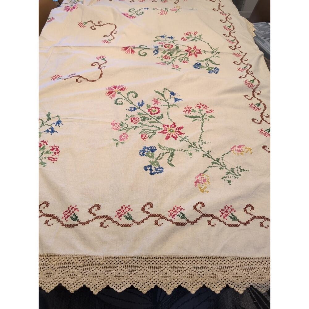 VINTAGE HAND EMBROIDERED Cross Stitched Crochet With Lace Bed Spread Cover - Picture 7 of 7